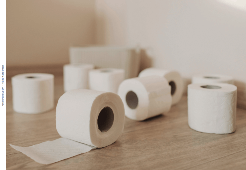 Papel higiênico com aditivos dificulta sua degradação e sustentável evita desmatar e gerar resíduos